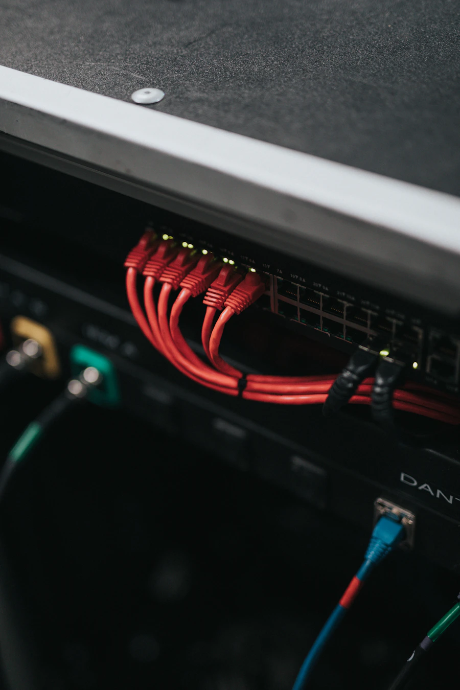 Painéis com gráficos e dados de monitoramento em tela escura